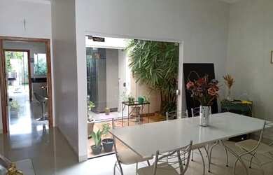 Imagem: A casa possui 3 Dormitórios, 3 Banheiros, 5 Vagas na garagem