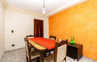 Imagem: A casa possui 4 Dormitórios, 2 Banheiros, 4 Vagas na garagem