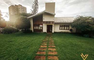 Imagem: A casa possui 4 Dormitórios, 3 Banheiros, 2 Vagas na garagem