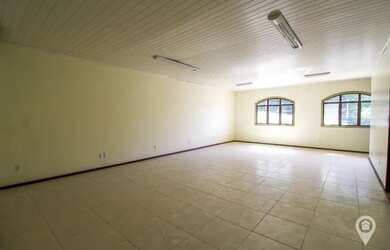 Imagem: O depósito possui 5 Vagas na garagem, 60m² de Área e está