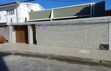 Imagem: A casa possui 3 Dormitórios, 3 Banheiros, 1 Vaga na garagem