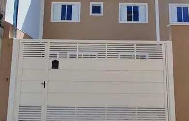 Imagem: A casa possui 2 Dormitórios, 2 Banheiros, 2 Vagas na garagem