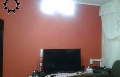 Imagem: A casa possui 3 Dormitórios, 2 Banheiros, 4 Vagas na garagem