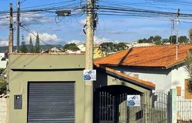 Imagem: A casa possui 3 Dormitórios, 2 Banheiros, 1 Vaga na garagem