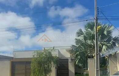 Imagem: A casa possui 3 Dormitórios, 3 Banheiros, 4 Vagas na garagem