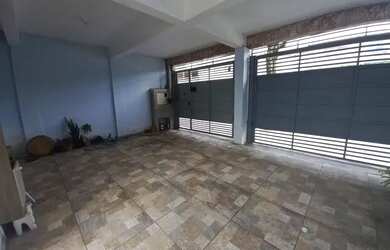 Imagem: A casa possui 3 Dormitórios, 1 Banheiro, 2 Vagas na garagem