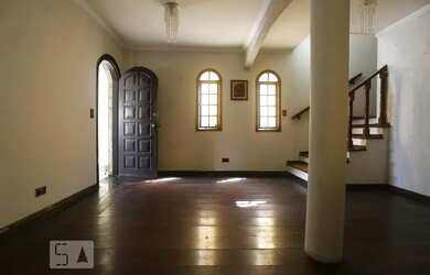 Imagem: A casa possui 3 Dormitórios, 3 Banheiros, 2 Vagas na garagem