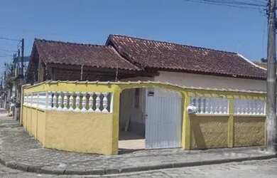 Imagem: A casa possui 2 Dormitórios, 2 Banheiros, 4 Vagas na garagem