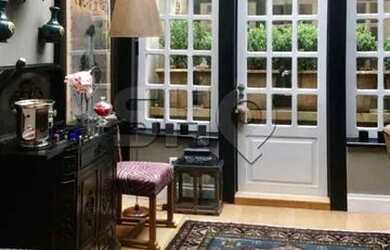 Imagem: A casa possui 2 Dormitórios, 1 Banheiro, 2 Vagas na garagem