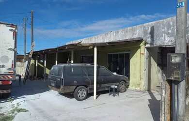 Imagem: A casa possui 4 Dormitórios, 4 Banheiros, 5 Vagas na garagem