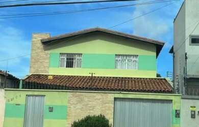 Imagem: A casa possui 3 Dormitórios, 4 Banheiros, 2 Vagas na garagem