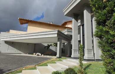 Imagem: A casa em condomínio possui 5 Dormitórios, 5 Banheiros, 5