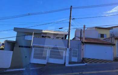 Imagem: A casa possui 3 Dormitórios, 2 Banheiros, 240m² de Área e