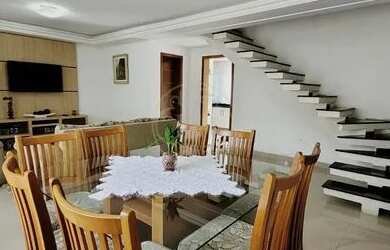 Imagem: A casa possui 3 Dormitórios, 3 Banheiros, 5 Vagas na garagem