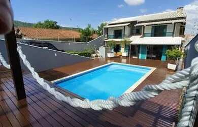 Imagem: A casa possui 4 Dormitórios, 3 Banheiros, 4 Vagas na garagem