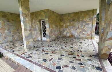 Imagem: A casa possui 3 Dormitórios, 1 Banheiro, 200m² de Área e