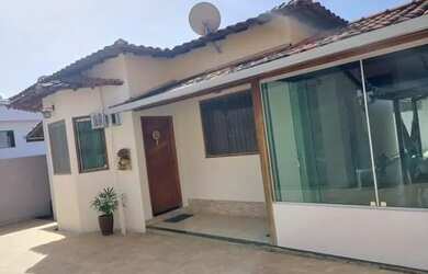 Imagem: A casa possui 3 Dormitórios, 2 Banheiros, 5 Vagas na garagem