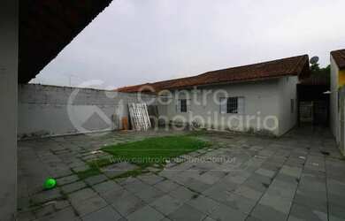 Imagem: A casa possui 3 Dormitórios, 2 Banheiros, 5 Vagas na garagem