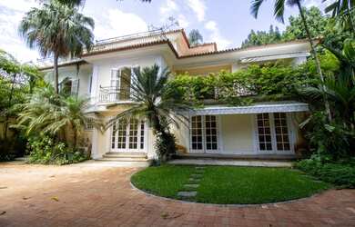 Imagem: A casa possui 5 Dormitórios, 5 Banheiros, 4 Vagas na garagem