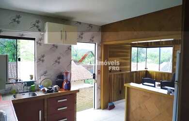 Imagem: A casa possui 4 Dormitórios, 3 Banheiros, 1 Vaga na garagem