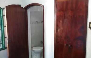 Imagem: A casa possui 3 Dormitórios, 1 Banheiro, 2 Vagas na garagem