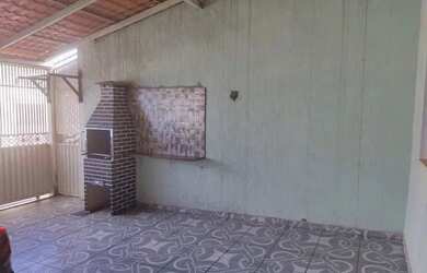 Imagem: A casa possui 3 Dormitórios, 2 Banheiros, 2 Vagas na garagem