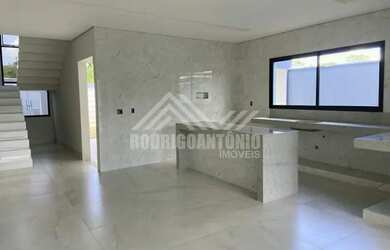 Imagem: A casa possui 3 Dormitórios, 2 Banheiros, 2 Vagas na garagem