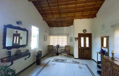 Imagem: A casa possui 2 Dormitórios, 2 Banheiros, 2 Vagas na garagem