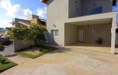 Imagem: A casa possui 3 Dormitórios, 2 Banheiros, 4 Vagas na garagem