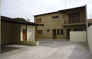 Imagem: A casa possui 3 Dormitórios, 2 Banheiros, 2 Vagas na garagem