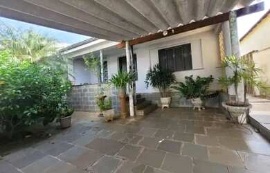 Imagem: A casa possui 2 Dormitórios, 1 Banheiro, 1 Vaga na garagem