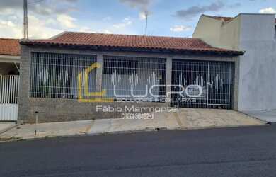 Imagem: A casa possui 3 Dormitórios, 1 Banheiro, 1 Vaga na garagem