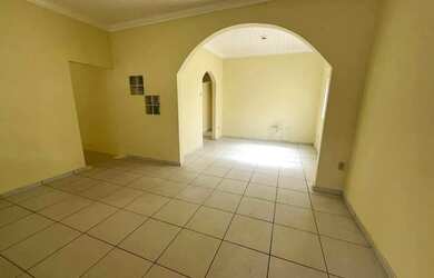 Imagem: A casa possui 3 Dormitórios, 1 Banheiro, 2 Vagas na garagem