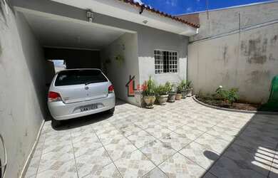 Imagem: A casa possui 2 Dormitórios, 1 Banheiro, 2 Vagas na garagem