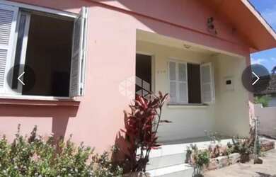 Imagem: A casa possui 3 Dormitórios, 2 Banheiros, 2 Vagas na garagem