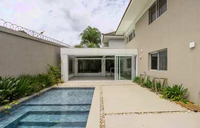 Imagem: A casa em condomínio possui 4 Dormitórios, 5 Banheiros, 4