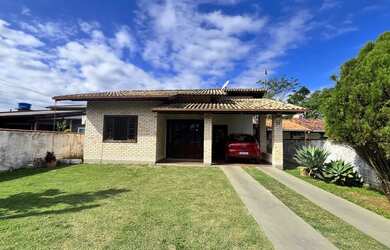 Imagem: A casa possui 2 Dormitórios, 3 Banheiros, 1 Vaga na garagem