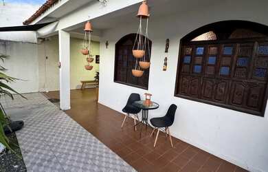 Imagem: A casa possui 2 Dormitórios, Acomodam 12 pessoas e 4 Vagas