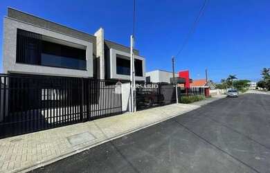 Imagem: A casa possui 3 Dormitórios, 4 Banheiros, 2 Vagas na garagem