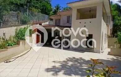 Imagem: A casa possui 5 Dormitórios, 2 Banheiros, 4 Vagas na garagem