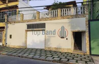 Imagem: A casa possui 4 Dormitórios, 1 Banheiro, 3 Vagas na garagem