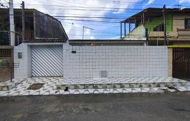 Imagem: A casa possui 3 Dormitórios, 2 Banheiros, 2 Vagas na garagem