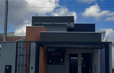 Imagem: A casa possui 3 Dormitórios, 2 Banheiros, 2 Vagas na garagem