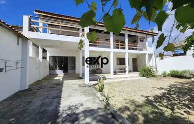 Imagem: A casa possui 4 Dormitórios, 4 Banheiros, 4 Vagas na garagem