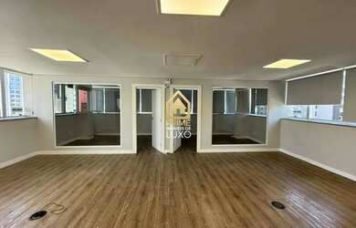 Imagem: O depósito possui 5 Vagas na garagem e 223m² de Área e está