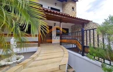 Imagem: A casa possui 4 Dormitórios, 3 Banheiros, 5 Vagas na garagem