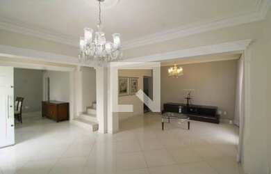 Imagem: A casa possui 4 Dormitórios, 5 Banheiros, 4 Vagas na garagem