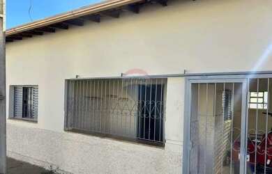 Imagem: A casa possui 2 Dormitórios, 1 Banheiro, 1 Vaga na garagem