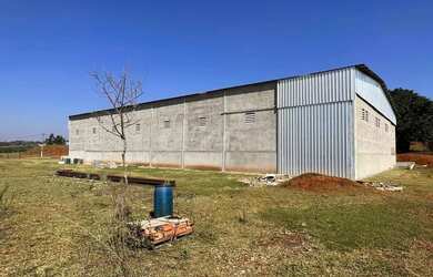 Imagem: O depósito possui 5 Vagas na garagem, 1.700m² de Área e