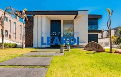 Imagem: A casa em condomínio possui 5 Dormitórios, 5 Banheiros, 5